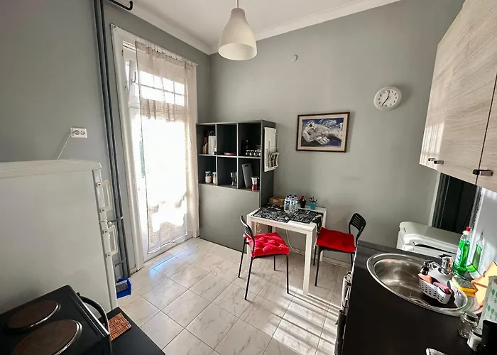 Apartment Downtown Delight By Lmg