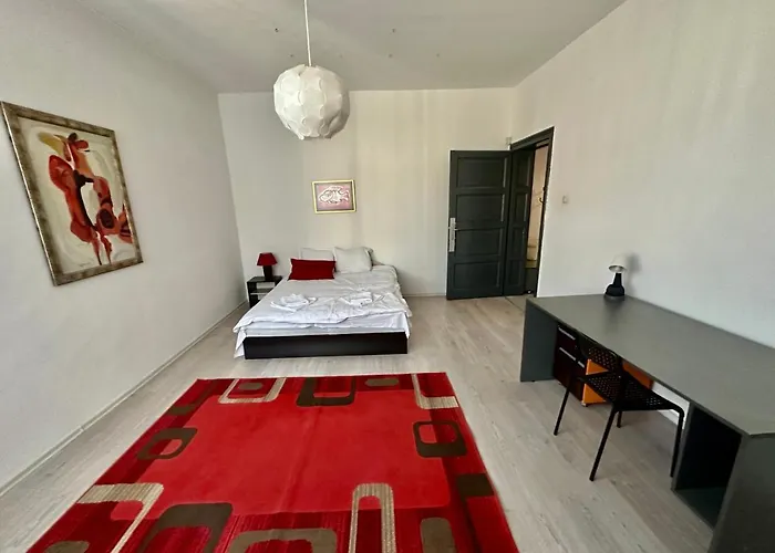 Apartment Downtown Delight By Lmg